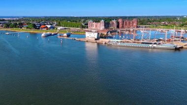 Markemeer Gölü 'nün mavi su manzarasının üzerinde. Liman manzarası, yeşil şehir manzarası ve Hollanda, Lelystad telekom kulesi.