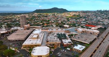 Engin şehir manzarası Honolulu, Hawaii, ABD. Konut alanındaki villalar için hava perspektifi. Arkaplanda Diamond Head Krateri.