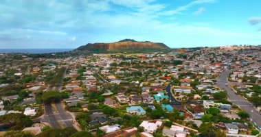 Honolulu, Hawaii, ABD 'nin güzel yerleşim alanı üzerinde uçuş. Diamond Head Krateri arka planda. Üst görünüm.
