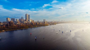 Güzel yelkenliler Charles Nehri 'nin su manzarasında sorunsuzca hareket eder. Boston, Massachusetts, ABD 'nin kıyı şeridinde çeşitli gökdelenler. Hava perspektifi.