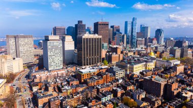 Çarpıcı gökdelenler boyunca turuncu tuğlalı evler. Boston, Massachusetts, ABD 'nin çeşitli manzaraları. Hava görünümü.