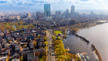 Sonbaharda Boston 'un parlak şehri boyunca uzanan işlek yolun üzerindeki görüntüler. Bulutlu gökyüzünün altında şehrin güzel manzarası.