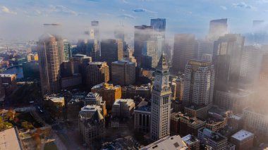 Beyaz duman kulenin tepesinden yükseliyor. Boston, Massachusetts, ABD 'nin hava perspektifi dumanla kaplı. Metropoldeki hava kirliliği.