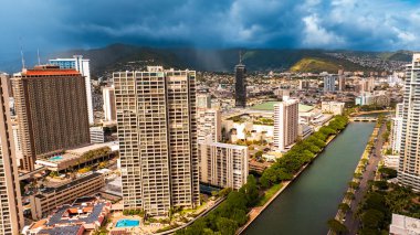 Fütüristik bir apartman bloğunun tepesine yaklaşıyoruz. Yüzme havuzlu ve dinlenme odalı evin çatısına bak..