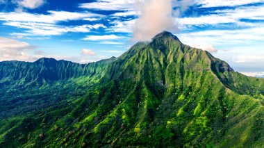 Verdant Dağı 'nın keskin zirvesine yaklaşıyoruz. Arkaplanda bulutlar olan gök mavisi..