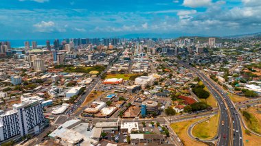 Honolulu, Hawaii, ABD şehir merkezinden geçen otoyollara bakın. Üst perspektiften güneşli ve modern şehir.