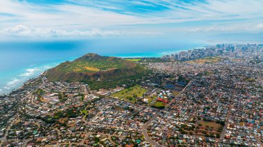 Yeşil vadide birden fazla ev inşa edilir. Diamond Head Krateri ve arka planda yüksek katlı ufuk çizgisi. Honolulu, Hawaii, ABD 'de hava perspektifi.