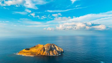 Nefes kesici Tavşan Adası Oahu, Hawaii, ABD. Pasifik 'in sonsuz masmavi su manzarası kayayı çevrelemektedir. Hava görünümü.