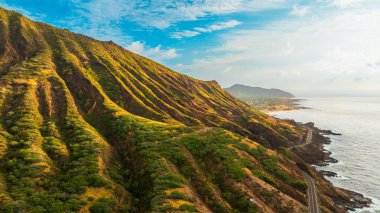 Honolulu, Hawaii, ABD 'deki Diamond Head Krateri' nin tepesinde. Engebeli dağların çarpıcı yamaçları. Hava görünümü.