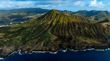 Honolulu, Hawaii, ABD 'deki Diamond Head Krateri' nin tepesinde. Engebeli dağların çarpıcı yamaçları. Hava görünümü.