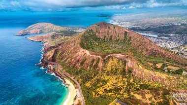 Kraterin içindeki yemyeşil. Honolulu, Hawaii, ABD 'deki Elmas Kafa Krateri' nin üzerinden uçuş. Mavi deniz manzarası ve gökyüzü arka planda birleşiyor.
