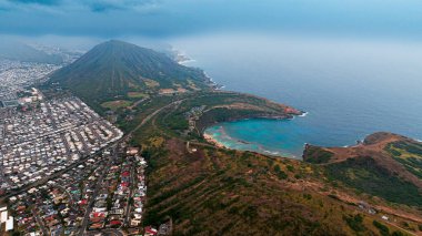 Volkanik kayaların nefes kesici manzarası ve muhteşem Hanauma Körfezi. İnsansız hava aracı görüntüleri Honolulu, Hawaii, ABD 'nin muhteşem doğa manzaralarının üzerinde..