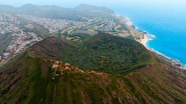 Volkanik kayaların nefes kesici manzarası ve muhteşem Hanauma Körfezi. İnsansız hava aracı görüntüleri Honolulu, Hawaii, ABD 'nin muhteşem doğa manzaralarının üzerinde..
