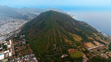 Volkanik kayaların nefes kesici manzarası ve muhteşem Hanauma Körfezi. İnsansız hava aracı görüntüleri Honolulu, Hawaii, ABD 'nin muhteşem doğa manzaralarının üzerinde..