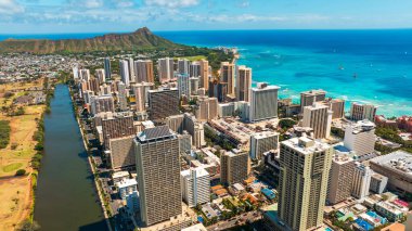 Waikiki 'nin modern gökdelenli mimarisi. Arkaplanda elmas başlıklı krater ve masmavi su manzarası.