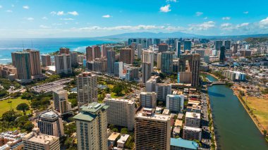 Ala Wai Kanalı 'na yaklaşıyoruz. Honolulu, Hawaii, ABD' de Waikiki 'yi özetliyor. Dağların üzerinde gökyüzünde süzülen gri bulutlar. Hava görünümü.