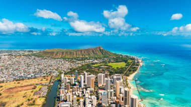 Waikiki 'nin modern gökdelenli mimarisi. Arkaplanda elmas başlıklı krater ve masmavi su manzarası.