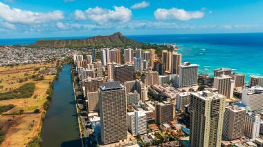 Waikiki 'nin modern gökdelenli mimarisi. Arkaplanda elmas başlıklı krater ve masmavi su manzarası.