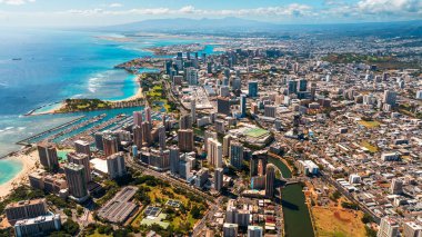 Pasifik Okyanusu kıyısındaki muhteşem yeşil park. Havadan bakıldığında göz kamaştırıcı Honolulu, Hawaii, ABD.