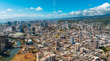 Yoğun inşa edilmiş Honolulu, Hawaii, ABD kentsel manzarası. Gri bulutlu gökyüzünün altındaki şehre hava perspektifi.
