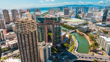Güneşli bir günde Waikiki 'nin güzel binalarına yaklaşıyoruz. Ala Wai Kanalı solda ve yat kulübü sağda. Hava görünümü.