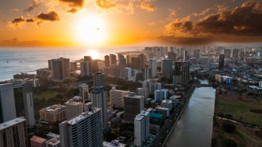 Waikiki, Honolulu, Hawaii, ABD manzarasını kaplayan gün batımı ışığı. Ala Wai Kanalı üzerinde canlı şehir merkezine yaklaşıyoruz..