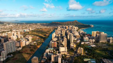 Honolulu, Hawaii, ABD 'deki Waikiki tatil köyünün üzerinde gün batımı. Güzel Diamond Head Krateri arka planda. Hava görünümü.