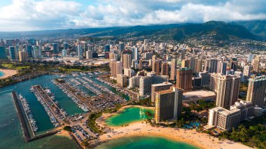 Pasifik Okyanusu kıyısındaki yeşil alanın muhteşem manzarası. Honolulu, Hawaii, ABD şehir manzarasına hava perspektifi.