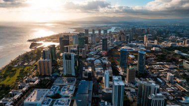 Ortasında yeşil park olan güzel lüks Waikiki tatil köyü. Ala Wai Kanalı ve Pasifik Okyanusu çevreyi sarar. Elmas Başlı
