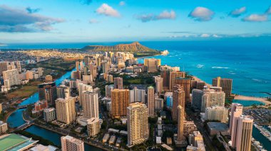 Ortasında yeşil park olan güzel lüks Waikiki tatil köyü. Ala Wai Kanalı ve Pasifik Okyanusu çevreyi sarar. Arkaplanda Diamond Head Krateri.