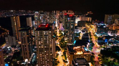 Yüksek binaların tepesinde kırmızı ışıklar. Honolulu, Hawaii, ABD 'nin göz kamaştırıcı manzarası. Hava görünümü.