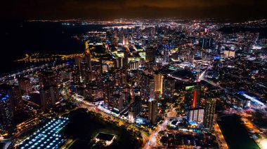 Alacakaranlıkta modern şehrin üzerinde yükseliyor. Akşam şehrinin güzel ışıkları tepeden. Honolulu, Hawaii, ABD 'ye gece geliyor..