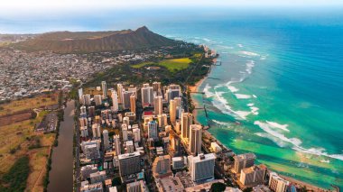 Pasifik Okyanusu kıyısında Waikiki 'nin güzel manzarası. Elmas Kafası Krateri ve mavi okyanus manzarası üzerine hava perspektifi.
