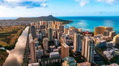 Honolulu, Hawaii, ABD 'nin şehir merkezindeki modern gökdelenler. Diamond Head Krateri arka planda. Hava görünümü.
