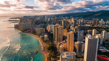 Güneşin batışının yumuşak ışığında Waikiki. Hava perspektifinden Honolulu, Hawaii, ABD manzarası.