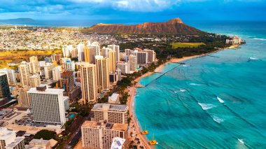 Pasifik Okyanusu kıyısında Waikiki 'nin güzel manzarası. Elmas Kafası Krateri ve mavi okyanus manzarası üzerine hava perspektifi.
