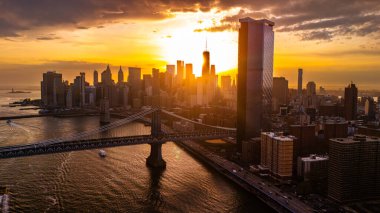 Modern New York 'ta inanılmaz bir altın saat. Drone 'dan günbatımı görüntüleri. Batan güneş manzarayı kamaştırır..