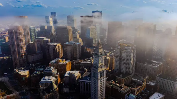Dumanla kaplanmış modern bir şehrin manzarası. Boston, Massachusetts, ABD kulelerindeki borulardan duman yükseliyor.