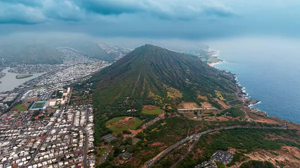 Volkanik kayaların nefes kesici manzarası ve muhteşem Hanauma Körfezi. İnsansız hava aracı görüntüleri Honolulu, Hawaii, ABD 'nin muhteşem doğa manzaralarının üzerinde..
