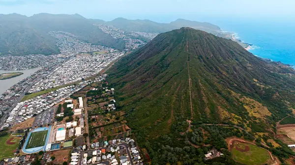 Volkanik kayaların nefes kesici manzarası ve muhteşem Hanauma Körfezi. İnsansız hava aracı görüntüleri Honolulu, Hawaii, ABD 'nin muhteşem doğa manzaralarının üzerinde..