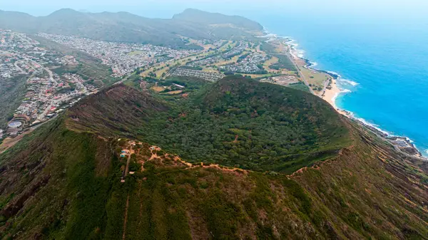 Volkanik kayaların nefes kesici manzarası ve muhteşem Hanauma Körfezi. İnsansız hava aracı görüntüleri Honolulu, Hawaii, ABD 'nin muhteşem doğa manzaralarının üzerinde..