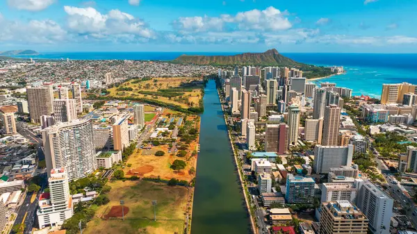 Ala Wai Kanalı üzerinden Diamond Head Krateri 'ne doğru uçuyor. Güneşli Honolulu Panoraması, Hawaii, ABD.