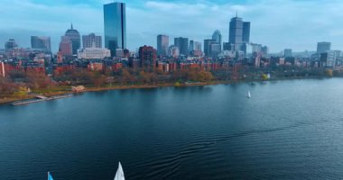 Yelkenlilerin geçtiği Charles Nehri 'nin üzerindeki görüntüler. Boston 'un güzel gökdelenleri şehir merkezinde.