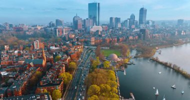 Charles Nehri 'nin kıyısındaki Boston şehir merkezindeki modern yaşam manzarasına bakın. Otoyoldan bir sürü araba geçiyor. Şehrin dumanlı manzarası tepeden.