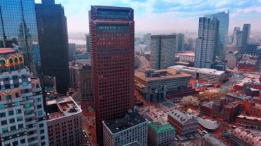 Boston, Massachusetts, ABD 'deki yüksek katlı bir binaya daha yakın uçuyor. Gündüz şehrin hareketli manzarası.