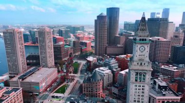 Boston, Massachusetts, ABD 'nin güzel şehir merkezinin çarpıcı manzarası. Şehrin yukarısındaki Charles Nehri 'nin rıhtımındaki İHA görüntüleri..