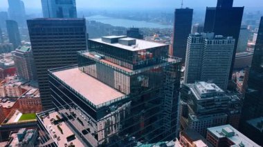 Modern şehrin merkezindeki birkaç katlı yüksek katlı bir binaya yaklaşıyoruz. Boston, Massachusetts, ABD 'nin dumanlı panoramasından drone görüntüleri..