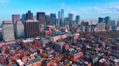 Boston 'un güzel mimarisi olan eski bir bölgesi. Arkadaki modern gökdelenlerin silueti. Massachusetts, ABD.