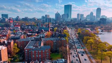 Charles Nehri 'nin kıyısındaki çok katlı eski binaların üzerinde uçuyor. Mahalledeki yollarda çok sayıda araba hareket ediyor..