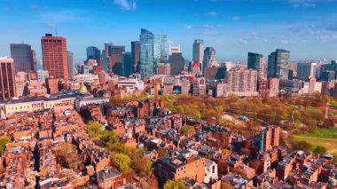 Boston, Massachusetts, ABD 'nin güneşli manzarası. Eski ve modern şehir bölgelerine yukarıdan bak.